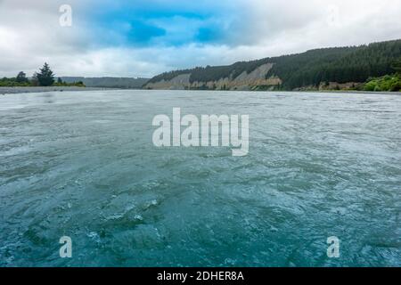 L'acqua del fiume Rakaia a Canterbury, Nuova Zelanda Foto Stock