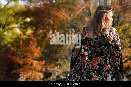 First Lady Melania Trump guarda avanti prima di lasciare la Casa Bianca 21 novembre 2017 a Washington, DC, USA. Foto di Olivier Douliery/ABACAPRESS.COM Foto Stock