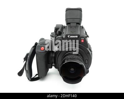Videocamera professionale per cinema Canon EOS C200 isolata su sfondo bianco Foto Stock