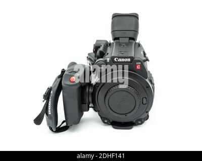 Videocamera professionale per cinema Canon EOS C200 isolata su sfondo bianco Foto Stock
