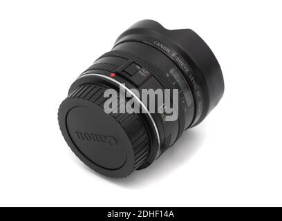 Canon EF 15mm f/2.8 obiettivo fisheye per fotocamere Canon DSLR ritaglio su sfondo bianco Foto Stock