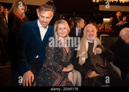 Paul Belmondo e sua moglie Luana con l'attore Jean-Paul Belmondo partecipano a 'The Gazelles' diretto da Paul Belmondo Paris Premiere all'UNESCO il 24 novembre 2017 a Parigi, Francia. Foto di Eliot Blondt/ABACAPRESS.COM Foto Stock