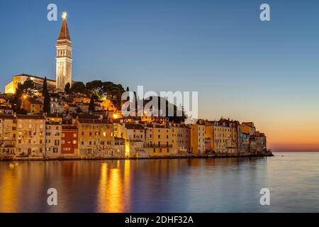 L'idilliaca città vecchia di Rovigno in Croazia dopo il tramonto Foto Stock