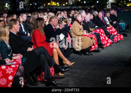 Il presidente degli Stati Uniti Donald Trump prende un drink d'acqua accanto alla prima signora Melania Trump durante la cerimonia di illuminazione per il 2017 National Christmas Tree sull'Ellipse vicino alla Casa Bianca, giovedì 30 novembre 2017 a Washington, DC, USA. Foto di al Drago/piscina/ABACAPRESS.COM Foto Stock