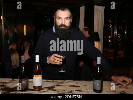 Sebastien Chabal, ex rugby francese, che ha giocato per sale Sharks, Racing Metro 92 Parigi e la squadra nazionale francese, presenta i suoi vini progettati con l'aiuto di Christophe Novara e Les Vignerons Du Cellier Des Chartreux all'hotel le Roch di Parigi, Francia, 30 novembre 2017. Photo par Jerome Domine/ABACAPRESS.COM Foto Stock