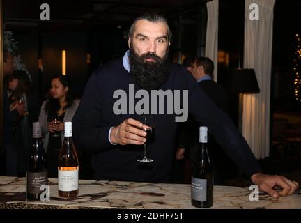 Sebastien Chabal, ex rugby francese, che ha giocato per sale Sharks, Racing Metro 92 Parigi e la squadra nazionale francese, presenta i suoi vini progettati con l'aiuto di Christophe Novara e Les Vignerons Du Cellier Des Chartreux all'hotel le Roch di Parigi, Francia, 30 novembre 2017. Photo par Jerome Domine/ABACAPRESS.COM Foto Stock