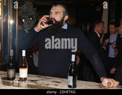 Sebastien Chabal, ex rugby francese, che ha giocato per sale Sharks, Racing Metro 92 Parigi e la squadra nazionale francese, presenta i suoi vini progettati con l'aiuto di Christophe Novara e Les Vignerons Du Cellier Des Chartreux all'hotel le Roch di Parigi, Francia, 30 novembre 2017. Photo par Jerome Domine/ABACAPRESS.COM Foto Stock