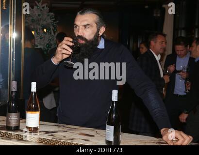 Sebastien Chabal, ex rugby francese, che ha giocato per sale Sharks, Racing Metro 92 Parigi e la squadra nazionale francese, presenta i suoi vini progettati con l'aiuto di Christophe Novara e Les Vignerons Du Cellier Des Chartreux all'hotel le Roch di Parigi, Francia, 30 novembre 2017. Photo par Jerome Domine/ABACAPRESS.COM Foto Stock