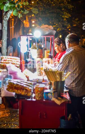 Eventi sociali, creatori di popcorn e venditori per le strade di Braga, Portogallo. Eventi della vita cittadina e eventi sociali per le strade Foto Stock