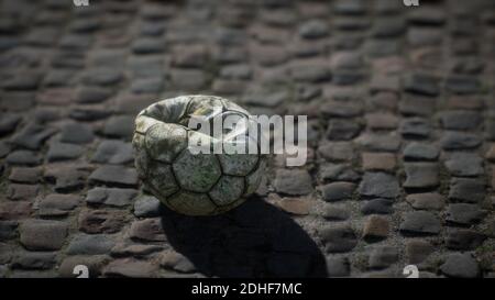 Vecchia palla di calcio nel cortile Foto Stock