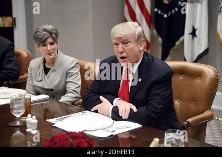 Il presidente degli Stati Uniti Donald Trump parla mentre il senatore Joni Ernst dell'Iowa guarda avanti durante un incontro con i senatori repubblicani nella Roosevelt Room della Casa Bianca il 5 dicembre 2017 a Washington, DC. Foto di Olivier Douliery/Abaca Press Foto Stock