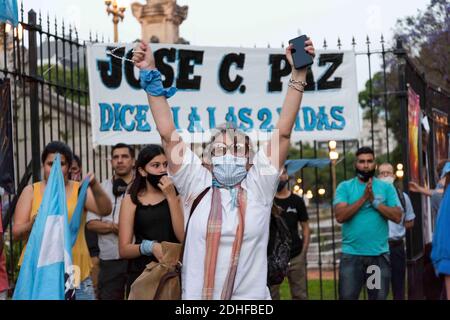 Città di Buenos Aires, Città di Buenos Aires, Argentina. 10 dicembre 2020. INT. Notizie del mondo. 10 dicembre 2020. Città di Buenos Aires, Argentina. Centinaia di persone contro (fazzoletto) manifestazione fuori del Congresso Nazionale a Buenos Aires, Argentina, mentre i legislatori discutono il progetto di aborto legale, sicuro e sicuro.stimano quasi 15 ore di dibattito e stanno votando quasi 4 del 11 dicembre 2020. Credit: Julieta Ferrario/ZUMA Wire/Alamy Live News Foto Stock