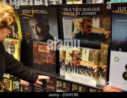 Gli album di Johnny Hallyday hanno colpito gli scaffali in un negozio di musica a Parigi, Francia, 7 dicembre 2017. Icona della musica Johnny Hallyday morì il 6 dicembre all'età di 74 anni dopo una battaglia contro il cancro ai polmoni, gettando il paese nel lutto per un tesoro nazionale la cui roccia morbida ha illuminato la vita di tre generazioni. Foto di Alain Apaydin/ABACAPRESS.COM Foto Stock