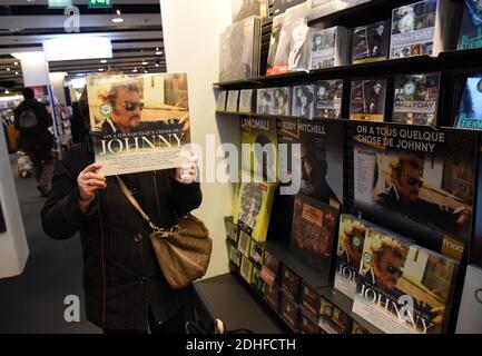 Gli album di Johnny Hallyday hanno colpito gli scaffali in un negozio di musica a Parigi, Francia, 7 dicembre 2017. Icona della musica Johnny Hallyday morì il 6 dicembre all'età di 74 anni dopo una battaglia contro il cancro ai polmoni, gettando il paese nel lutto per un tesoro nazionale la cui roccia morbida ha illuminato la vita di tre generazioni. Foto di Alain Apaydin/ABACAPRESS.COM Foto Stock