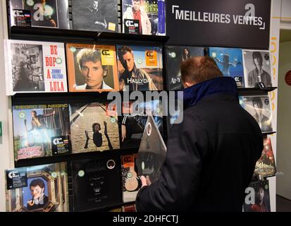 Gli album di Johnny Hallyday hanno colpito gli scaffali in un negozio di musica a Parigi, Francia, 7 dicembre 2017. Icona della musica Johnny Hallyday morì il 6 dicembre all'età di 74 anni dopo una battaglia contro il cancro ai polmoni, gettando il paese nel lutto per un tesoro nazionale la cui roccia morbida ha illuminato la vita di tre generazioni. Foto di Alain Apaydin/ABACAPRESS.COM Foto Stock