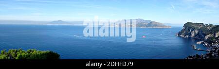 La baia di Napoli con , Penisola Sorrentina, Vesuvio e Marina Grande, Capri, Campania, Italia, Europa Foto Stock