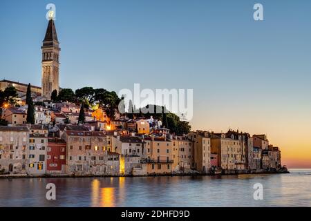 La splendida città vecchia di Rovigno in Croazia dopo il tramonto Foto Stock