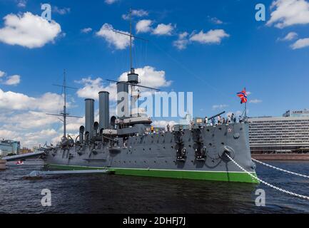 San Pietroburgo, Russia - 27 luglio 2020: Nave museo Aurora Cruiser sul fiume Neva Foto Stock