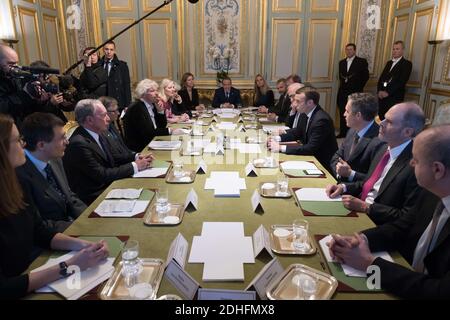 Michael Bloomberg, Bill Gates, Richard Branson e Emmanuel Macron.Microsoft co-fondatore Bill Gates, a sinistra, e inviato speciale per l'ONU Michael Bloomberg, a destra, arrivano per un incontro di filantropi finanziando progetti climatici come parte del vertice sul clima al Palazzo Elysee Parigi, Francia il 12 dicembre 2017. Foto di Jacques Witt/ piscina/ABACAPRESS.COM Foto Stock