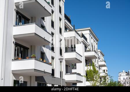 Bianco moderno blocco di appartamenti visto a Berlino, Germania Foto Stock