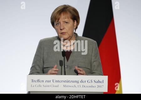 Angela Merkel durante il G5 Sahel Meeting a Chateau de la celle St-Cloud, Francia, il 13 dicembre 2017. Foto di Henri Szwarc/ABACAPRESS.COM Foto Stock