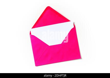 Un biglietto d'auguri in una busta rosa mockup, girato dall'alto su uno sfondo bianco Foto Stock