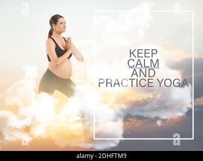Doppia esposizione di una giovane donna incinta che fa yoga e nuvoloso cielo Foto Stock