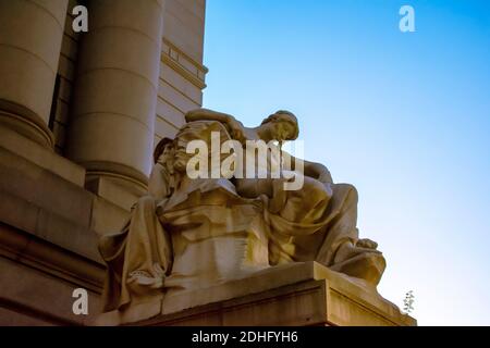 statua scultorea a forma di donna che rappresenta la libertà Foto Stock