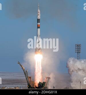 Il razzo Soyuz MS-07 viene lanciato con la spedizione 54 Soyuz Comandante Anton Shkaplerov di Roscosmos, l'ingegnere di volo Scott Tingle della NASA, e l'ingegnere di volo Norishige Kanai della Japan Aerospace Exploration Agency (JAXA), domenica 17 dicembre 2017 presso il Cosmodromo di Baikonur in Kazakistan. Shkaplerov, Tingle e Kanai trascorreranno i prossimi cinque mesi a vivere e lavorare a bordo della Stazione spaziale Internazionale. Foto di Joel Kowsky / NASA via CNP/ABACAPRESS.COM Foto Stock