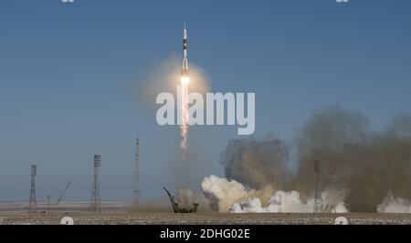 Il razzo Soyuz MS-07 viene lanciato con la spedizione 54 Soyuz Comandante Anton Shkaplerov di Roscosmos, l'ingegnere di volo Scott Tingle della NASA, e l'ingegnere di volo Norishige Kanai della Japan Aerospace Exploration Agency (JAXA), domenica 17 dicembre 2017 presso il Cosmodromo di Baikonur in Kazakistan. Shkaplerov, Tingle e Kanai trascorreranno i prossimi cinque mesi a vivere e lavorare a bordo della Stazione spaziale Internazionale. Foto di Joel Kowsky / NASA via CNP/ABACAPRESS.COM Foto Stock