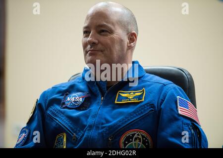 Expedition 54 l'ingegnere di volo Scott Tingle è visto in quarantena, dietro il vetro, durante una conferenza stampa, sabato 16 dicembre 2017 al Cosmonaut Hotel a Baikonur, Kazakistan. Tingle, Comandante di Soyuz Anton Shkaplerov di Roscosmos, e l'ingegnere di volo Norishige Kanai della Japan Aerospace Exploration Agency (JAXA) sono previsti per il lancio alla Stazione spaziale Internazionale a bordo del veicolo spaziale Soyuz dal Cosmodromo di Baikonur il 17 dicembre. Foto di Joel Kowsky / NASA via CNP/ABACAPRESS.COM Foto Stock