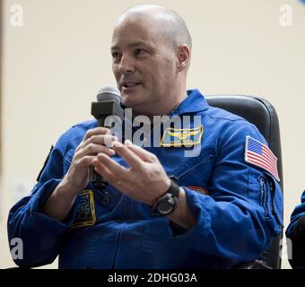 Expedition 54 l'ingegnere di volo Scott Tingle della NASA risponde a una domanda durante una conferenza stampa, sabato 16 dicembre 2017 presso il Cosmonaut Hotel di Baikonur, Kazakistan. Tingle, Comandante di Soyuz Anton Shkaplerov di Roscosmos, e l'ingegnere di volo Norishige Kanai della Japan Aerospace Exploration Agency (JAXA) sono previsti per il lancio alla Stazione spaziale Internazionale a bordo del veicolo spaziale Soyuz dal Cosmodromo di Baikonur il 17 dicembre. Foto di Joel Kowsky / NASA via CNP/ABACAPRESS.COM Foto Stock