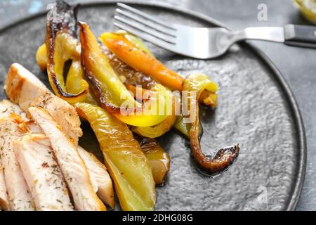 Pepe al forno con pollo e spezie su sfondo scuro Foto Stock