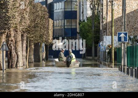 A Gournay-sur-Marne, Seine-Saint-Denis, il livello della Marna allagata continua ad aumentare e oggi ha raggiunto i 5.60m, più alto del muro anti-alluvione che non è stato sufficiente per contenere le acque crescenti e centinaia di case sono minacciate di inondazioni. Il picco dell'alluvione dovrebbe raggiungere i 5.80 m entro sabato, causando ulteriori grandi inondazioni. Gournay-sur-Marne, Francia, 2 febbraio 2018. Foto di Samuel Boivin / ABACAPRESS.COM Foto Stock