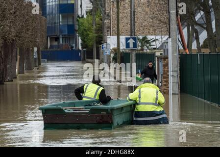 A Gournay-sur-Marne, Seine-Saint-Denis, il livello della Marna allagata continua ad aumentare e oggi ha raggiunto i 5.60m, più alto del muro anti-alluvione che non è stato sufficiente per contenere le acque crescenti e centinaia di case sono minacciate di inondazioni. Il picco dell'alluvione dovrebbe raggiungere i 5.80 m entro sabato, causando ulteriori grandi inondazioni. Gournay-sur-Marne, Francia, 2 febbraio 2018. Foto di Samuel Boivin / ABACAPRESS.COM Foto Stock