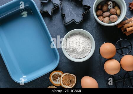 Ingredienti per prodotti da forno e utensili da cucina su sfondo scuro Foto Stock