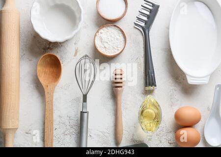 Set di utensili da cucina e ingredienti per panetteria su grigio sfondo Foto Stock