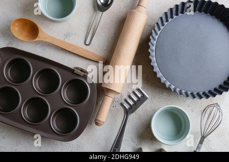 Set di utensili da cucina per panetteria su sfondo grigio Foto Stock