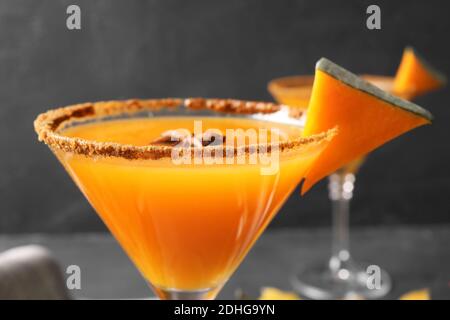 Bicchiere di gustosa torta di zucca martini, primo piano Foto Stock