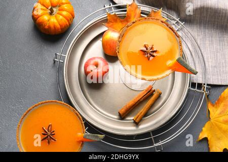 Bicchieri di gustosa torta di zucca martini su sfondo scuro Foto Stock