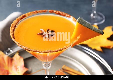 Bicchiere di gustosa torta di zucca martini, primo piano Foto Stock