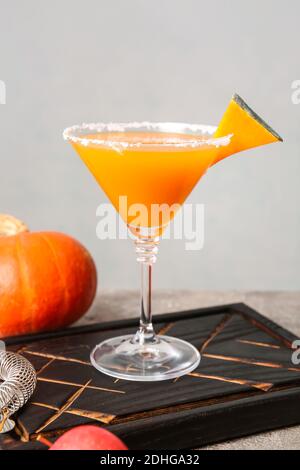 Bicchiere di gustosa torta di zucca martini a tavola Foto Stock