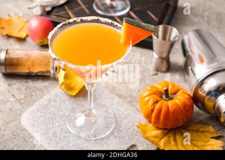 Bicchiere di gustosa torta di zucca martini a tavola Foto Stock