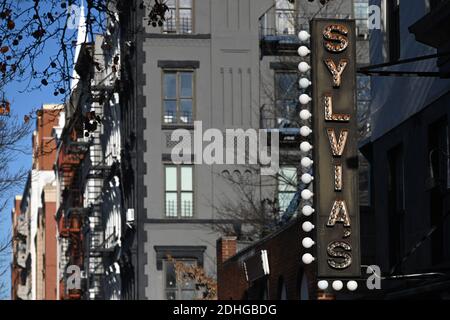 New York, Stati Uniti. 10 dicembre 2020. Una vista del ristorante Soul Food di Sylvia ad Harlem, New York, NY, 10 dicembre 2020. Nonostante le molteplici opzioni offerte ai commensali, tra cui interno, esterno e take-out, i ristoranti potrebbero far fronte a maggiori difficoltà finanziarie se New York City implementasse un secondo ordine di blocco mentre gli Stati Uniti subivano una seconda ondata di infezioni COVID-19, con tassi di infezioni record e ospedalizzazione. (Foto di Anthony Behar/Sipa USA) Credit: Sipa USA/Alamy Live News Foto Stock