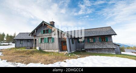 Una vecchia casa abbandonata in una foresta Foto Stock