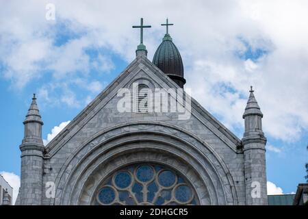 tetto di una vecchia chiesa con una forma triangolare sopra una giornata nuvolosa Foto Stock