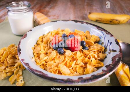 Un primo piano di una deliziosa ciotola di farinata d'avena con frutti di bosco Foto Stock