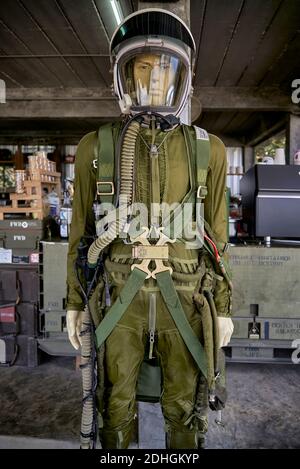Abbigliamento da combattimento pilota da combattimento e respiratore di ossigeno In mostra in occasione di una mostra della seconda guerra mondiale Foto Stock