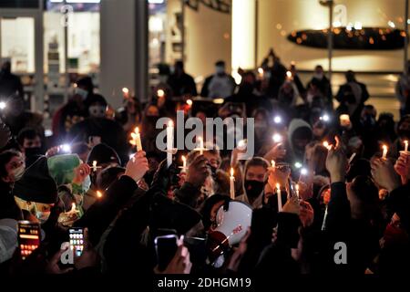 Milwaukee, WISCONSIN, Stati Uniti. 10 dicembre 2020. I familiari e gli amici si riuniscono per una veglia alle 19 di giovedì 10 dicembre 2020 presso il luogo in cui ANDRE NICHOLSON, 24 anni, JR è stato ucciso e ucciso nel blocco 200 di Buffalo Street est dopo aver lasciato un Milwaukee bar intorno alle 3:30 nel terzo distretto del centro di Ward, domenica 6 dicembre 2020. ANDRE NICHOLSON JR è stato sparato più volte in quello che i membri della famiglia stanno descrivendo come un crimine di odio durante un altercation verbale all'interno del bar con un 23 anni, off-duty Hales Corners pompiere che da allora si è trasformato in in polizia, e non è ancora stato c. Foto Stock