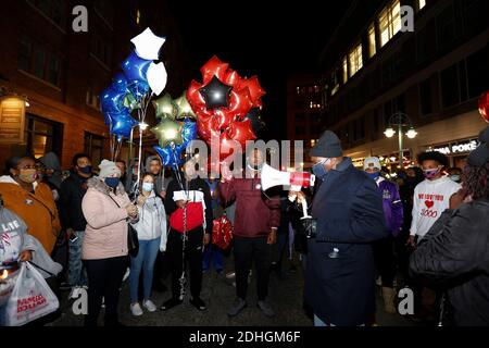 Milwaukee, WISCONSIN, Stati Uniti. 10 dicembre 2020. ANDRE NICHOLSON, SR (con il megafono) parla di suo figlio ad una folla prima del rilascio del pallone durante una veglia. I familiari e gli amici si riuniscono per una veglia alle 19 di giovedì 10 dicembre 2020 presso il luogo in cui ANDRE NICHOLSON, 24 anni, JR è stato ucciso e ucciso nel blocco 200 di Buffalo Street est dopo aver lasciato un Milwaukee bar intorno alle 3:30 nel terzo distretto del centro di Ward, domenica 6 dicembre 2020. ANDRE NICHOLSON JR è stato girato più volte in ciò che i membri della famiglia stanno descrivendo come un crimine di odio durante un altercation verbale all'interno del bar con un 23 Foto Stock